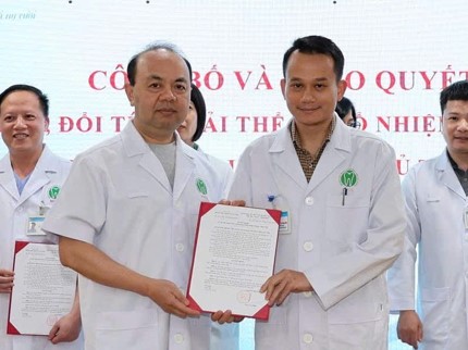 Trao quyết định bổ nhiệm cho BSCKII. Lê Bá Anh Đức, Phó trưởng khoa Phẫu thuật Miệng - Hàm Mặt.
